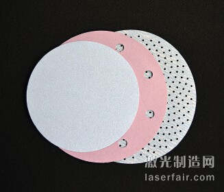 圖2：三個砂碟展示了其演化過程：從沒有孔到10mm直徑的孔， 再到更高密度的1.5mm的孔。(圖片來自：Norton|Saint-Gobain)