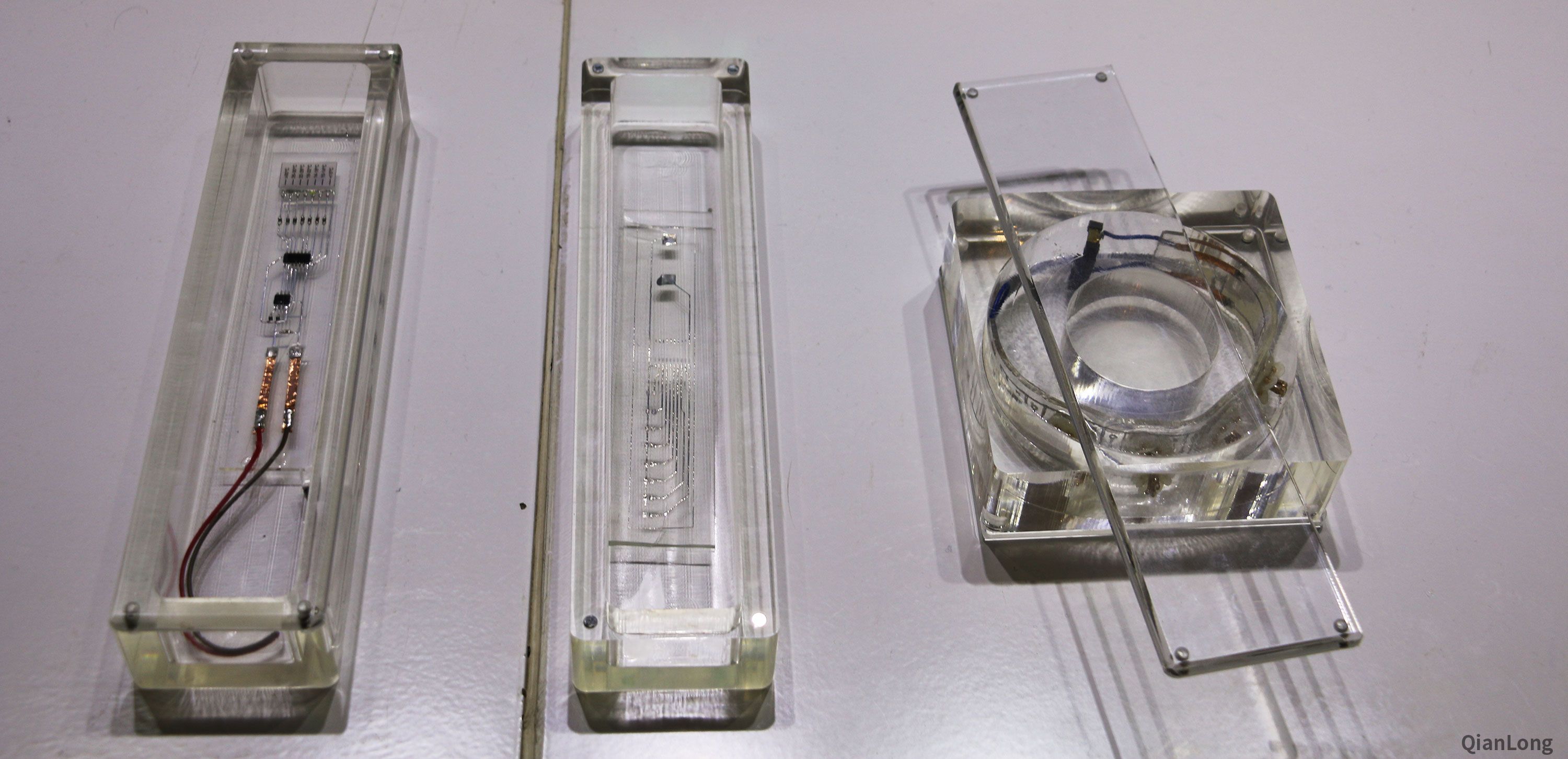 23.在西安光電所科技成果展示中心內展出的液態金屬電子增彩制造的樣品。西安光電所獨創的液態金屬電子增彩技術，目前已實現液態金屬打印雷達波天線，并可融入飛機機翼或人類皮膚表面。（千龍網軍事頻道記者 馬群 攝）