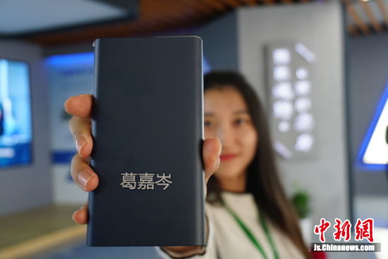激光打印機將人名打印在了充電寶上，個性十足。