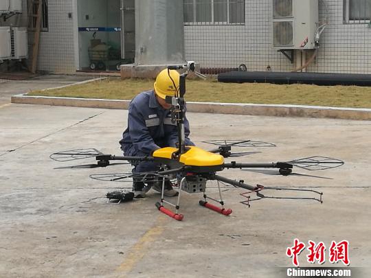 深圳：使用國內首款激光炮清障無人機清理輸電線上外掛物