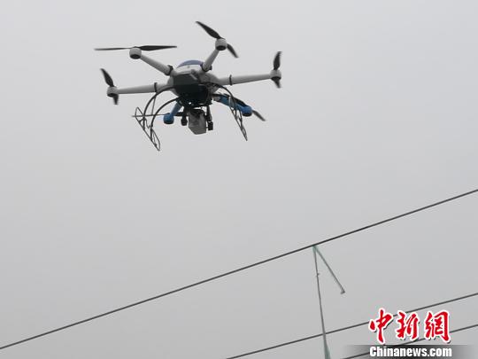 深圳：使用國內首款激光炮清障無人機清理輸電線上外掛物
