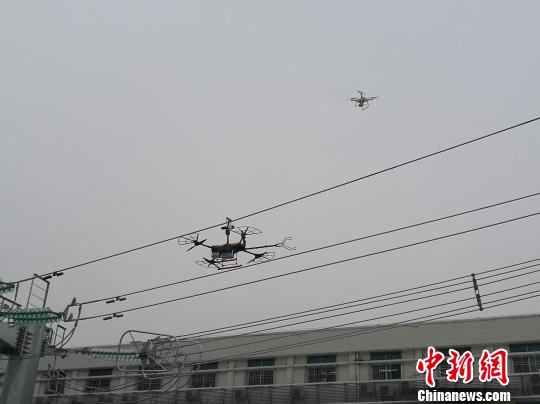深圳：使用國內首款激光炮清障無人機清理輸電線上外掛物