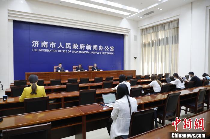濟(jì)南市委市政府26日召開新聞發(fā)布會(huì)。　孫婷婷 攝