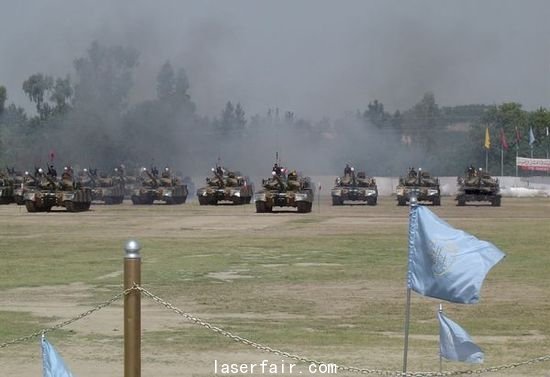 資料圖：哈立德主戰(zhàn)坦克又稱MBT-2000主戰(zhàn)坦克，是在中國(guó)90II主戰(zhàn)坦克的基礎(chǔ)上改進(jìn)而來(lái)。如今已是巴基斯坦裝甲部隊(duì)的中堅(jiān)。
