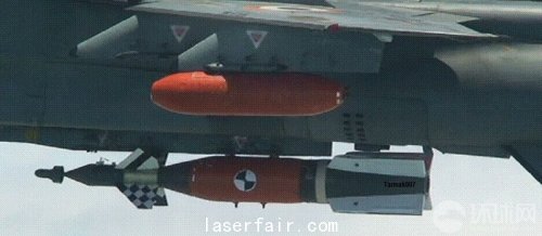 正在印度空軍美洲虎戰斗機上進行投放試驗的Sudarshan精確制導炸彈。