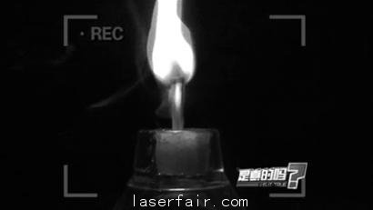 激光筆是生活中常用的物品，很多老師和導游都會用激光筆來做指引作用的小工具，但網絡傳言說用激光筆15秒能夠點燃火柴，這個傳言是否是真實的呢，記者準備了兩個激光筆進行現場試驗。