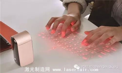 移動辦公領域，手機和平板以其極佳的便攜性正在逐步取代笨重的PC，然而在某些人眼中，觸控的輸入方式依舊沒有傳統鍵盤用得舒服，因此采用鐳射激光的鍵盤就很有存在的必要啦！